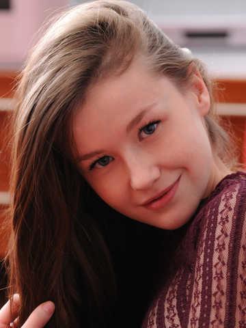 Emily Bloom picture 15.4