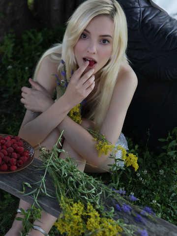 Kira W picture 4.2