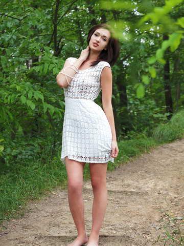 Lara D picture 4.4