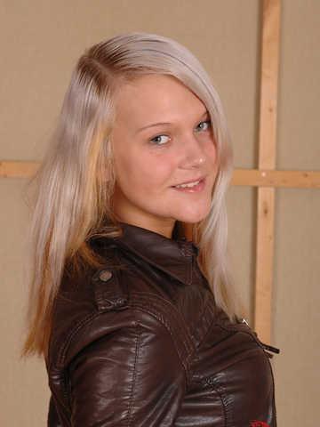 Clara Moon picture 5.4
